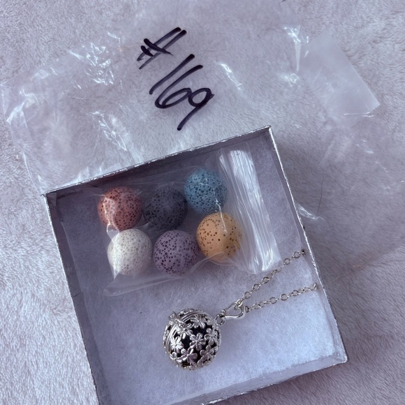 Infuseu Silver Floral Aromatherapy Essential Oil Diffuser Necklace 7 Lava Stones - Picture 9 of 9